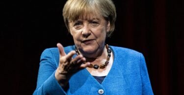 Die ehemalige Bundeskanzlerin Angela Merkel (CDU) spricht im Berliner Ensemble mit Spiegel-Reporter Alexander Osang. Foto: Fabian Sommer/dpa