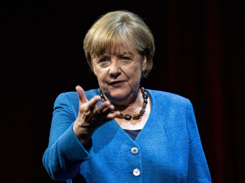 Die ehemalige Bundeskanzlerin Angela Merkel (CDU) spricht im Berliner Ensemble mit Spiegel-Reporter Alexander Osang. Foto: Fabian Sommer/dpa