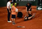 Alexander Zverev (2.v.r) wird während des Spiels gegen Rafael Nadal (2.v.l) medizinisch behandelt. Foto: Anne-Christine Poujoulat/AFP/dpa