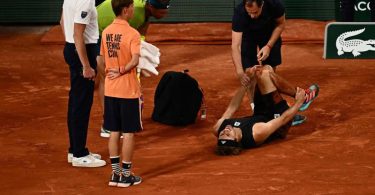 Alexander Zverev (2.v.r) wird während des Spiels gegen Rafael Nadal (2.v.l) medizinisch behandelt. Foto: Anne-Christine Poujoulat/AFP/dpa