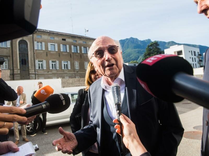 Der frühere FIFA-Präsident Joseph Blatter kommt zu seinem Prozess am Bundesstrafgericht in Bellinzona. Foto: Alessandro Crinari/KEYSTONE/TI-PRESSKEYSTONE/dpa