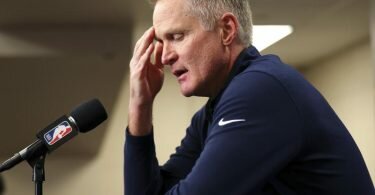 Der US-amerikanische Basketball-Trainer hat mit einer emotionalen Rede auf das jüngste Schulmassaker in den USA reagiert. Foto: Scott Strazzante/San Francisco Chronicle/dpa