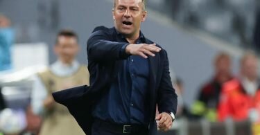 Bundestrainer Hansi Flick coacht seine Mannschaft während der Partie gegen England. Foto: Christian Charisius/dpa