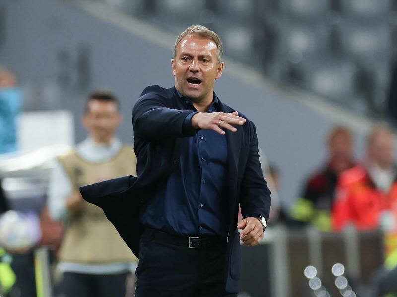 Bundestrainer Hansi Flick coacht seine Mannschaft während der Partie gegen England. Foto: Christian Charisius/dpa