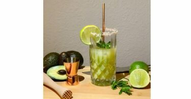 In die Guacamolita kommen Tequila, frischer Koriander, Zuckersirup, Tabasco, Limettensaft - und Avocado. Der Salzrand am Glasrand verstärkt den Geschmack. Foto: Josephine Schmidt/MARCO /dpa-tmn