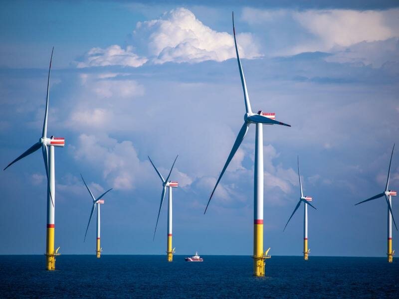Windräder stehen zwischen den Inseln Rügen und Bornholm in der Ostsee. Foto: Jens Büttner/dpa-Zentralbild/dpa