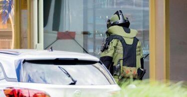 Ein Sprengstoffexperte durchsucht nach dem tödlichen Vorfall die Umgebung des Tatorts. Foto: Christoph Soeder/dpa