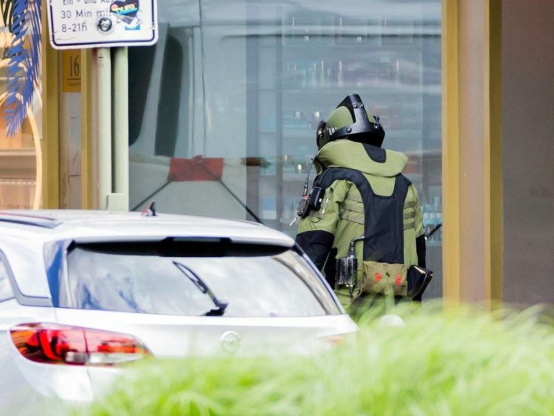 Ein Sprengstoffexperte durchsucht nach dem tödlichen Vorfall die Umgebung des Tatorts. Foto: Christoph Soeder/dpa