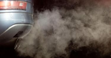 Abgase kommen aus dem Auspuff eines Autos und werden in der kalten Morgenluft sichtbar. Foto: Marijan Murat//dpa