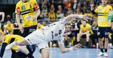 Bjarte Hakon Myrhol (r) setzt sich mit dem THW&nbsp;Kiel bei den Rhein-Neckar Löwen durch. Foto: Uwe Anspach/dpa
