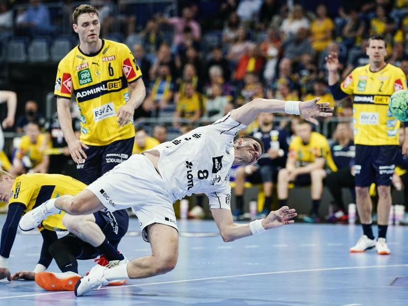 Bjarte Hakon Myrhol (r) setzt sich mit dem THW&nbsp;Kiel bei den Rhein-Neckar Löwen durch. Foto: Uwe Anspach/dpa