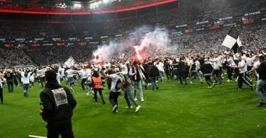 Der Platzsturm der eigenen Fans nach dem Sieg gegen West Ham United kommt Eintracht Frankfurt teuer zu stehen. Foto: Arne Dedert/dpa