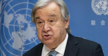 Antonio Guterres, Generalsekretär der Vereinten Nationen, spricht während einer Pressekonferenz zur Vorstellung des zweiten Berichts der Global Crisis Response Group über die Auswirkungen des Krieges in der Ukraine auf den Nahrungsmittel-, Brennstoff- und Finanzsektor im Hauptquartier der Vereinten Nationen. Foto: Mary Altaffer/AP/dpa