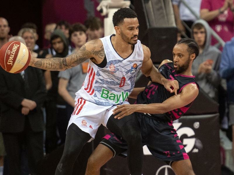 Nick Weiler-Babb (l) setzte sich mit Bayern gegen Bonn mit Parker Jackson-Cartwright durch. Foto: Bernd Thissen/dpa