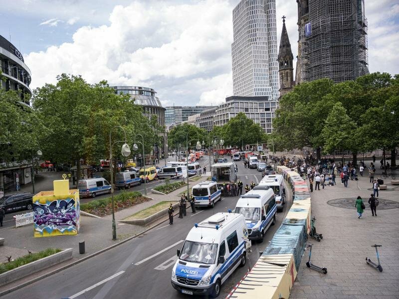 Ein Auto fährt in eine Menschenmenge - Bundeskanzler Scholz spricht nun von einer «Amoktat». Foto: Fabian Sommer/dpa