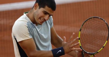Tennis-Profi Carlos Alcaraz muss sich vor Wimbledon schonen: Grund ist die Gesundheit. Foto: Jean-Francois Badias/AP/dpa