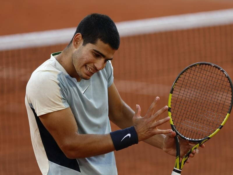Tennis-Profi Carlos Alcaraz muss sich vor Wimbledon schonen: Grund ist die Gesundheit. Foto: Jean-Francois Badias/AP/dpa