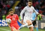 Ricardo Rodriguez (l) hatte mit der Schweiz gegen Ferran Torres und Spanien das Nachsehen. Foto: Jean-Christophe Bott/KEYSTONE/dpa