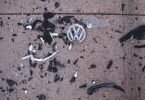 Nach einem schweren Unfall mit Toten und Verletzten ist die Straße von Trümmerteilen übersät. Foto: Jan Woitas/dpa