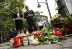 Am Ort der Amokfahrt werden im Gedenken an die Opfer Blumen niedergelegt. Foto: Fabian Sommer/dpa