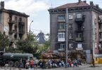 Einheimische versammeln sich, um Trinkwasser zu erhalten. Foto: Alexei Alexandrov/AP/dpa/Archiv