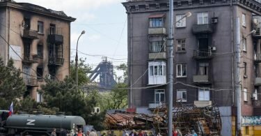 Einheimische versammeln sich, um Trinkwasser zu erhalten. Foto: Alexei Alexandrov/AP/dpa/Archiv