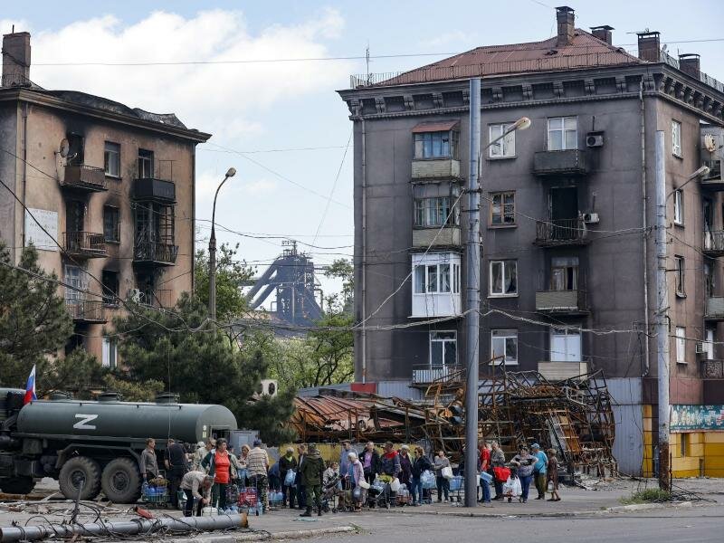 Einheimische versammeln sich, um Trinkwasser zu erhalten. Foto: Alexei Alexandrov/AP/dpa/Archiv