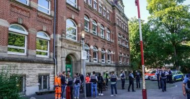 Nach Angaben der Polizei sind bei einer Gewalttat an einer Schule eine Frau und ein Kind verletzt worden. Foto: SDMG / Kohls/SDMG/dpa
