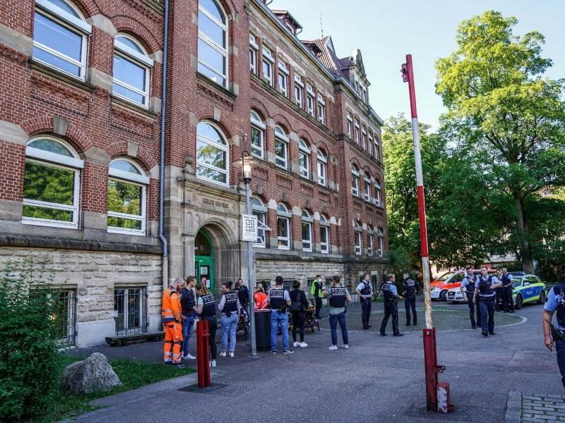 Nach Angaben der Polizei sind bei einer Gewalttat an einer Schule eine Frau und ein Kind verletzt worden. Foto: SDMG / Kohls/SDMG/dpa