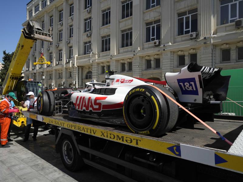 Der Rennwagen von Mick Schumacher vom Team Haas wird von einem Lastwagen abtransportiert. Foto: Sergei Grits/AP/dpa