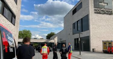 Einsatzkräfte der Polizei auf dem Gelände der Hochschule Hamm-Lippstadt. Foto: Andreas Rother/Westfälischer Anzeiger/dpa