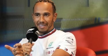 Mercedes-Pilot Lewis Hamilton während einer Pressekonferenz zum Großén Preis von Aserbaidschan. Foto: Sergei Grits/AP/dpa