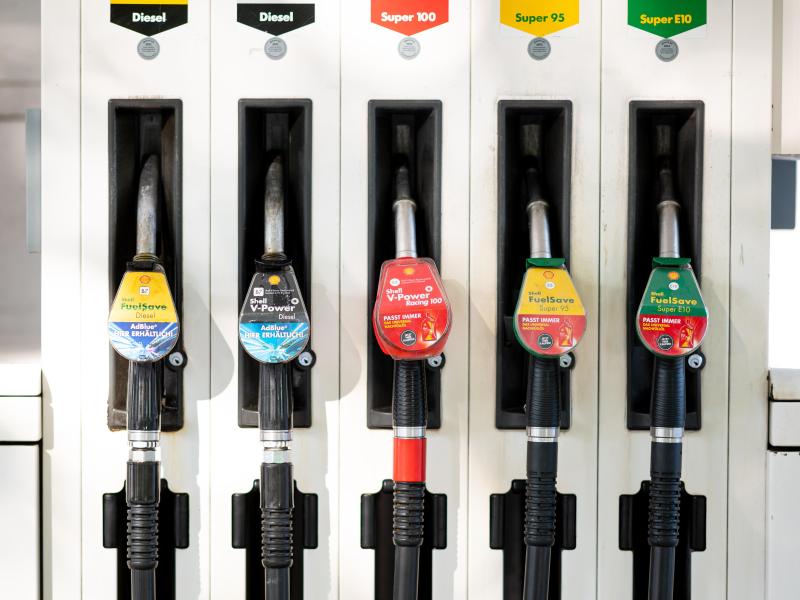 Die Steuersenkung beim Benzin kommt meist nicht bei den Kunden an. Foto: Daniel Reinhardt/dpa