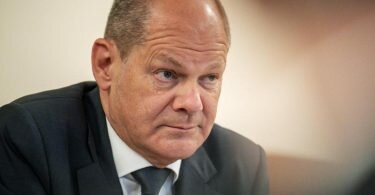 Einem Medienbericht zufolge will Bundeskanzler Olaf Scholz bald nach Kiew Reise - und zwar nicht alleine. Foto: Michael Kappeler/dpa