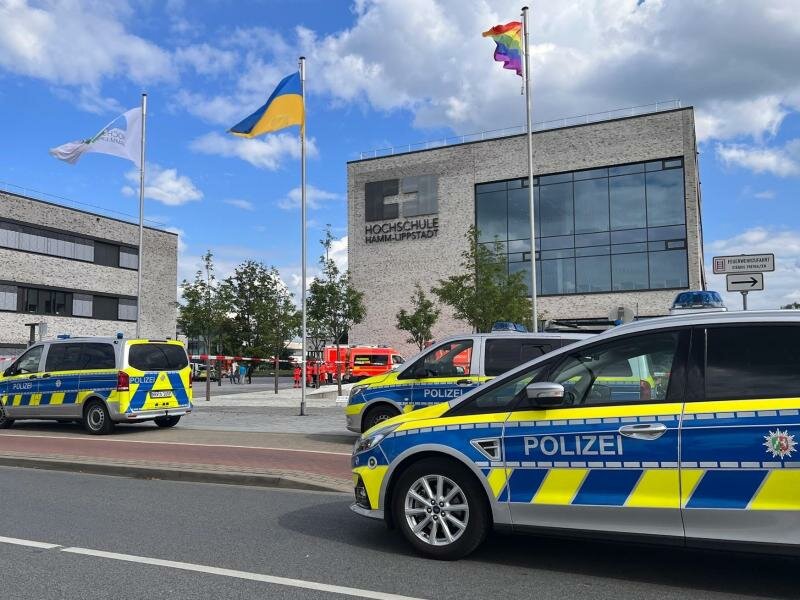 Eine Frau ist nach der Messerattacke an der Hochschule in Hamm an ihren Verletzungen gestorben. Foto: Festim Beqiri/TV7NEWS/dpa