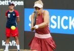 Hat es nicht ins Hauptfeld des Rasenturniers in Berlin geschafft: Sabine Lisicki spielt eine Rückhand. Foto: Wolfgang Kumm/dpa