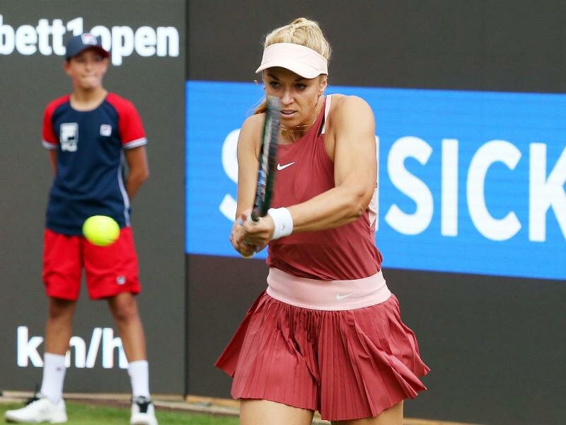 Hat es nicht ins Hauptfeld des Rasenturniers in Berlin geschafft: Sabine Lisicki spielt eine Rückhand. Foto: Wolfgang Kumm/dpa