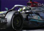 Mercedes-Pilot Lewis Hamilton hadert mit den technischen Problemen seines Boliden. Foto: Sergei Grits/AP/dpa