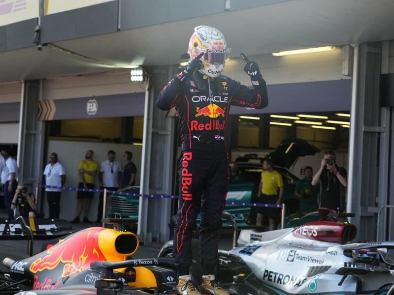 Der Niederländer Max Verstappen vom Team Red Bull Racing jubelt nach seinem Sieg in Baku. Foto: Sergei Grits/AP/dpa