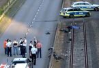 Einsatzkräfte der Polizei untersuchen den Tatort auf der Rhenaniastraße. Foto: René Priebe/PR-Video/dpa
