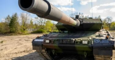 Ein Kampfpanzer der Bundeswehr vom Typ Leopard 2 A7V steht auf dem Übungsplatz. Foto: Philipp Schulze/dpa