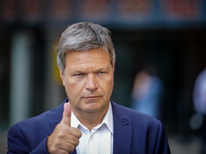 Wirtschaftsminister Robert Habeck (Bündnis 90/Die Grünen) will wegen anhaltend hoher Spritpreise das Kartellrecht verschärfen. Foto: Kay Nietfeld/dpa