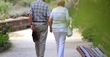 Regelmäßige Spaziergänge helfen bei Arthrose gegen Schmerzen - und beeinflussen den Fortschritt der Erkrankung. Foto: Karl-Josef Hildenbrand/dpa