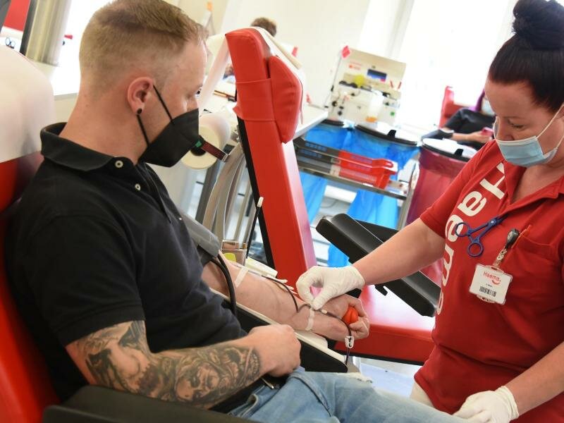Das Rote Kreuz bittet dringend um Blutspenden. Foto: Waltraud Grubitzsch/dpa-Zentralbild/dpa
