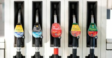 Zapfpistolen für verschiedene Kraftstoffe stecken in einer Zapfsäule an einer Tankstelle. Foto: Daniel Reinhardt/dpa