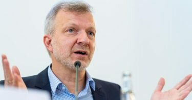 Der Historiker Thomas Großebölting spricht bei der Pressekonferenz zur Vorstellung der Studienergebnisse zum Missbrauch im Bistum Münster. Foto: Guido Kirchner/dpa