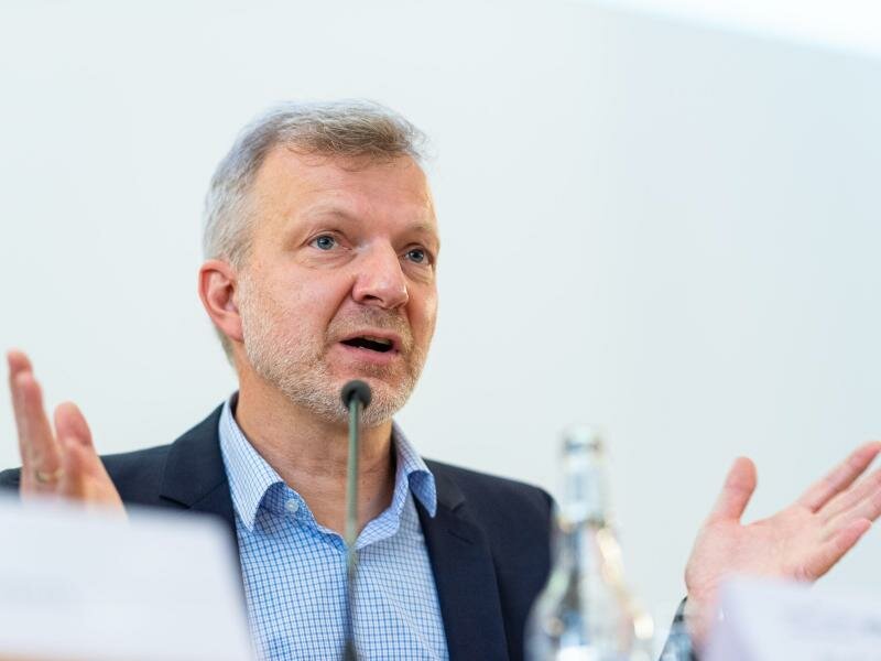 Der Historiker Thomas Großebölting spricht bei der Pressekonferenz zur Vorstellung der Studienergebnisse zum Missbrauch im Bistum Münster. Foto: Guido Kirchner/dpa