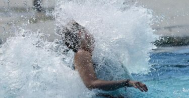 Erfrischung im kühlen&nbsp;Nass suchen - ab Mittwoch empfiehlt sich das fast überall in&nbsp;Deutschland. Foto: Oliver Berg/dpa