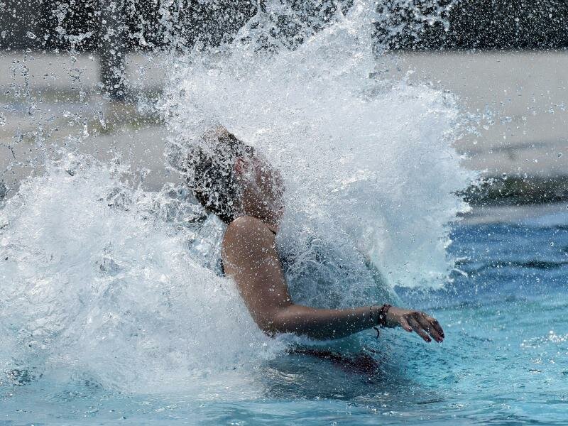 Erfrischung im kühlen&nbsp;Nass suchen - ab Mittwoch empfiehlt sich das fast überall in&nbsp;Deutschland. Foto: Oliver Berg/dpa