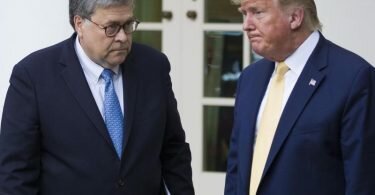William Barr (l) und Donald Trump auf einer Aufnahme aus dem Jahr 2019. Trumps ehemaliger Justizminister hat mit deutlichen Worten die Wahlbetrugsbehauptungen des früheren US-Präsidenten kritisiert. Foto: Alex Brandon/AP/dpa